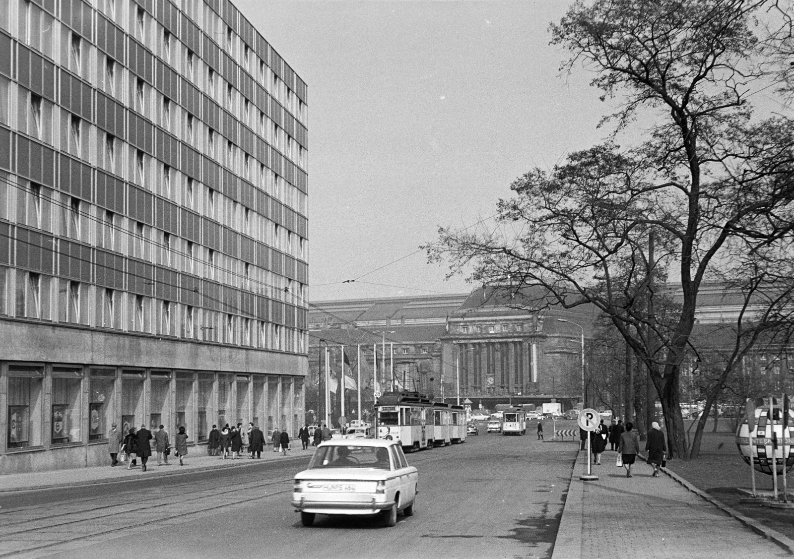 Germany, Leipzig, a Goethestraße Ritterstraße és a Brühl közötti szakasza, háttérben a Főpályaudvar (Hauptbahnhof)., 1965, Artfókusz, GDR, Fortepan #280484