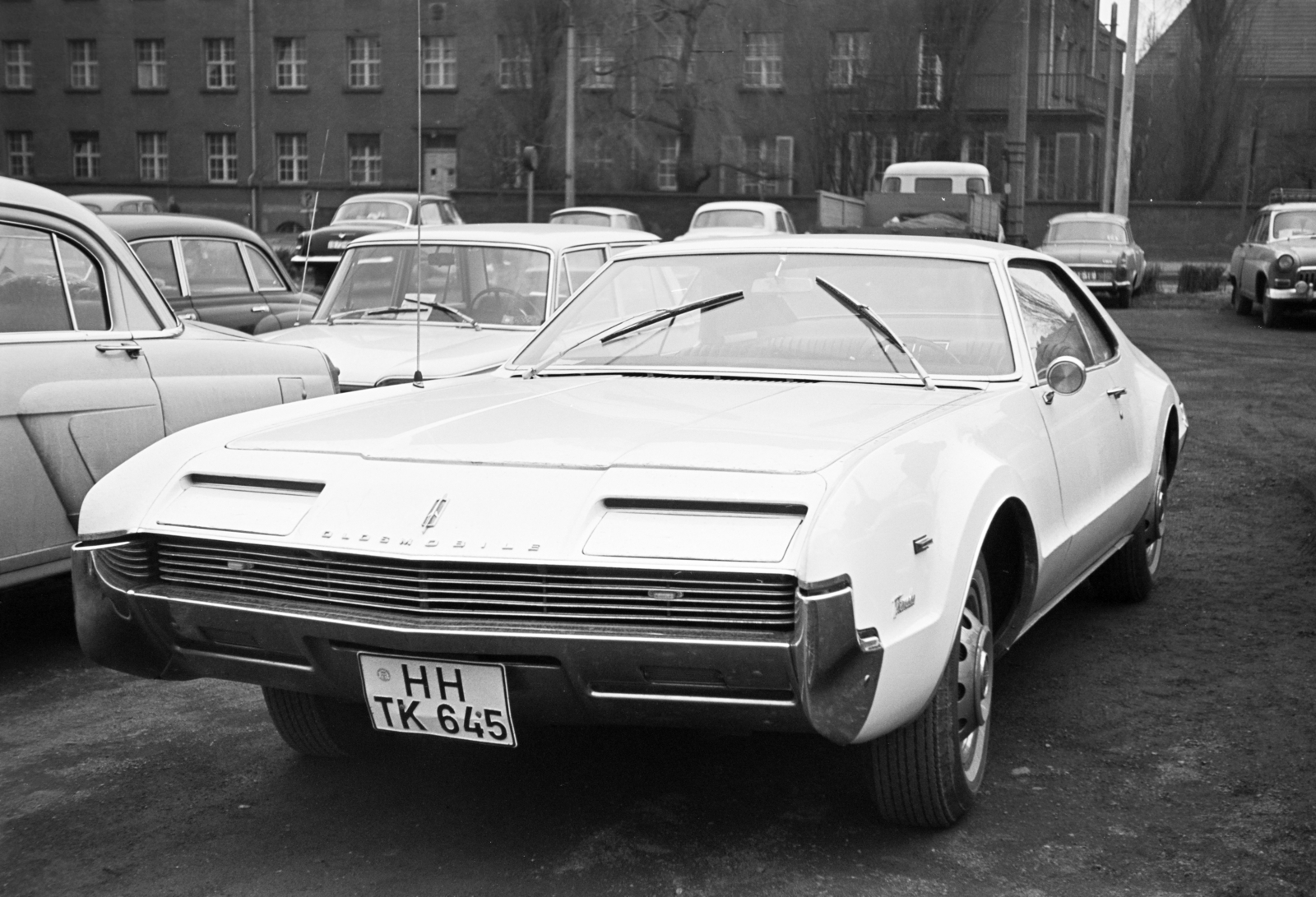 Germany, Leipzig, a vásárterület parkolója, Lipcsei Vásár. Háttérben a Philipp-Rosenthal-Straße 55., 1965, Artfókusz, GDR, Oldsmobile-brand, Fortepan #280485