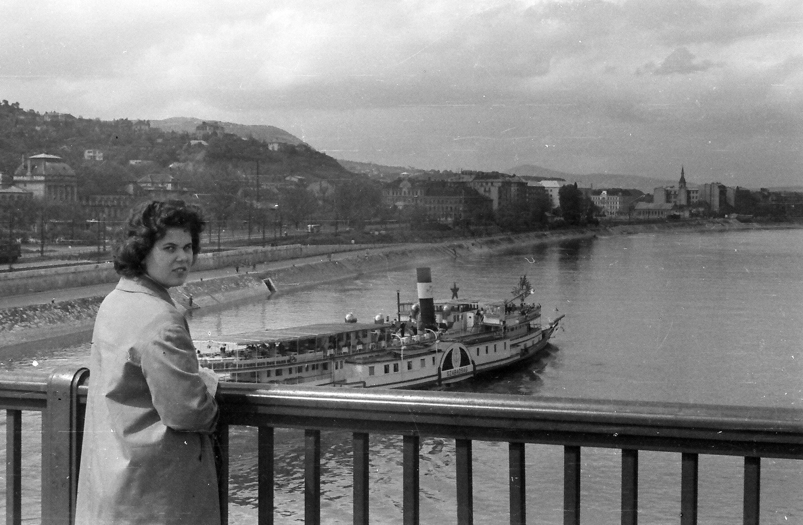 Hungary, Budapest II., kilátás a Margit hídról a budai oldalra észak felé. Szabadság oldalkerekes gőzhajó., 1959, Umann Kornél, portrait, ship, woman, Red Star, steamboat, Szabadság/Zsófia/Princess Zsófia ship, Budapest, Fortepan #28051