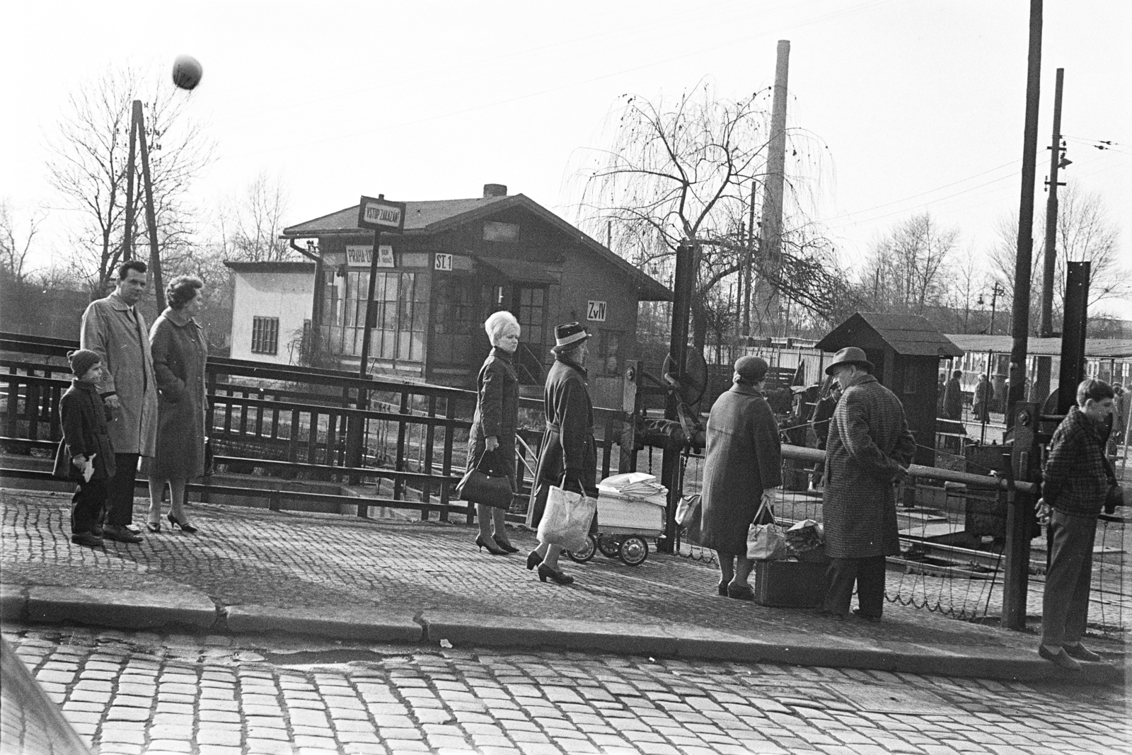 Czech Republik, Prague, Kateřina Žižková ulice, közúti átjáró Praha-Libeň vasútállomás mellett., 1967, Artfókusz, family, waiting, board, factory chimney, pavement, railway, railroad crossing, Czechoslovakia, Fortepan #280512