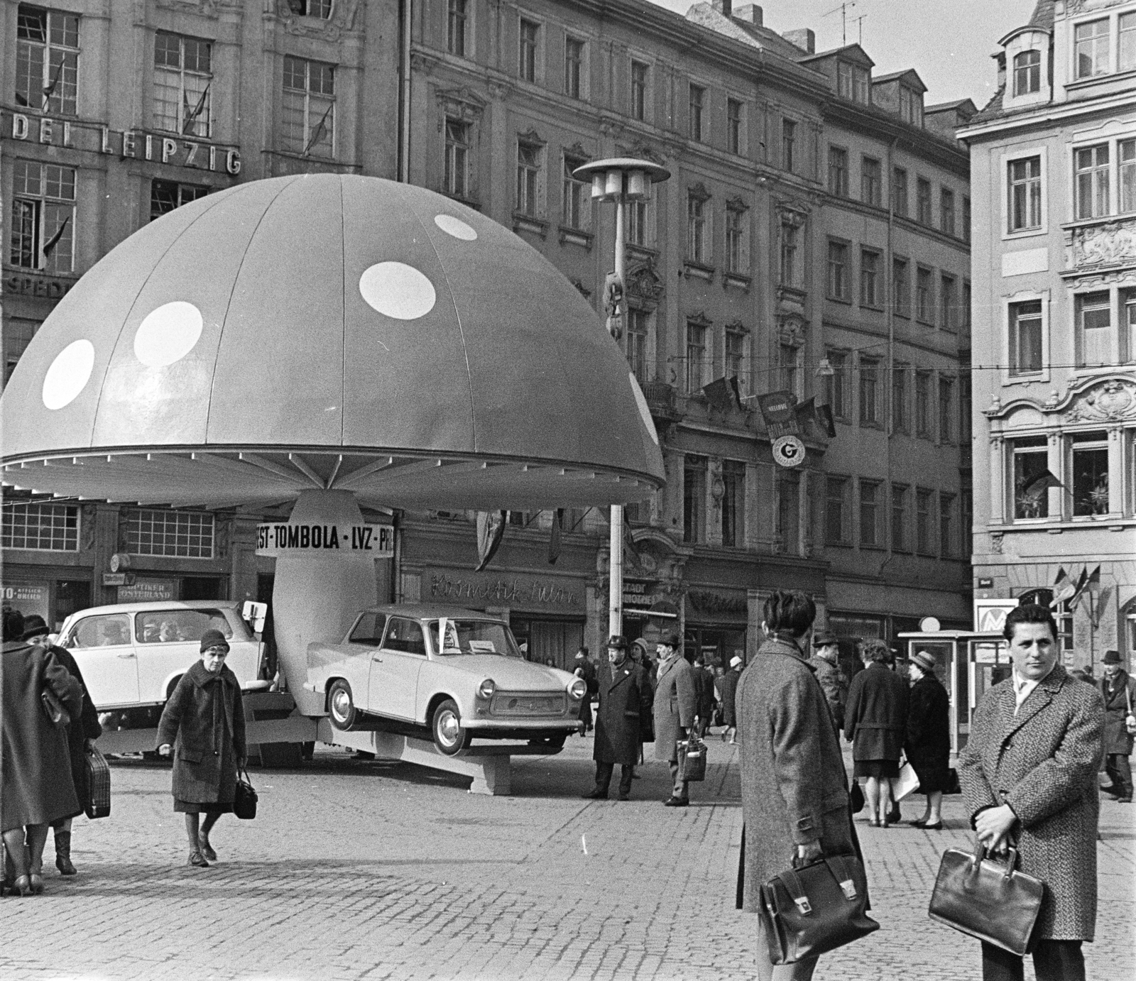 Németország, Lipcse, Markt, balra a König-Albert-Haus., 1967, Artfókusz, Fábián József, Best of, Trabant 601 Universal, Trabant 601, NDK, Fortepan #280513