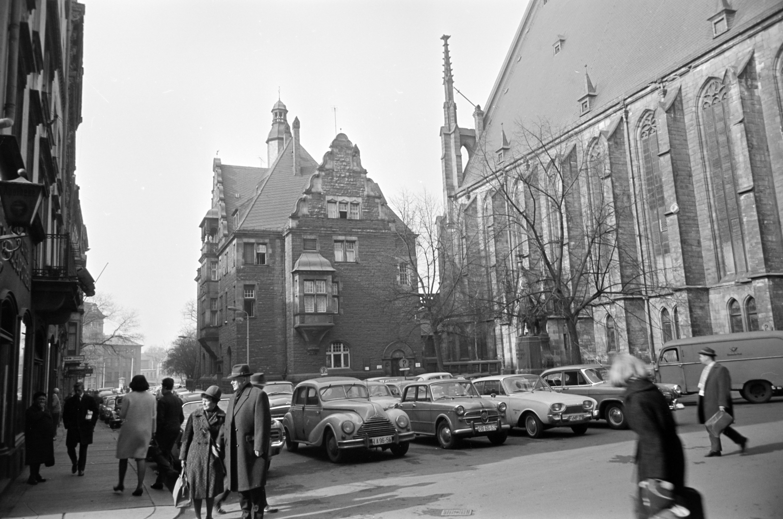 Germany, Leipzig, Thomaskirchhof, a Szent Tamás-templom (Thomaskirche) előtt a fa takarásában a Bach-emlékmű látható., 1967, Artfókusz, Ford Taunus 17M, GDR, Fortepan #280514