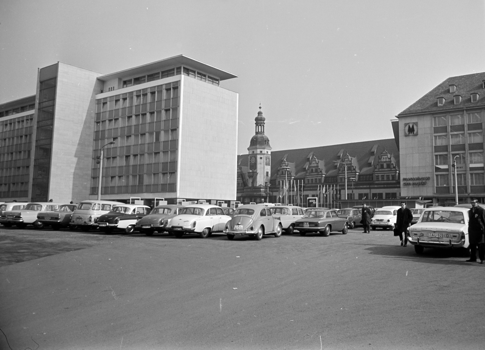 Németország, Lipcse, a Thomaskirchhof a Thomaswiese felé nézve, a háttérben az Altes Rathaus (Régi Városháza)., 1965, Artfókusz, Fábián József, Volkswagen Bogár, Wartburg 311/312, Skoda 1000 MB, Mercedes W110, Opel Rekord A, Mercedes W111, Alfa Romeo GTA 1300 Junior, Skoda 1201, Ford Taunus P5, Opel Rekord B, Saab 99, NDK, Fortepan #280515