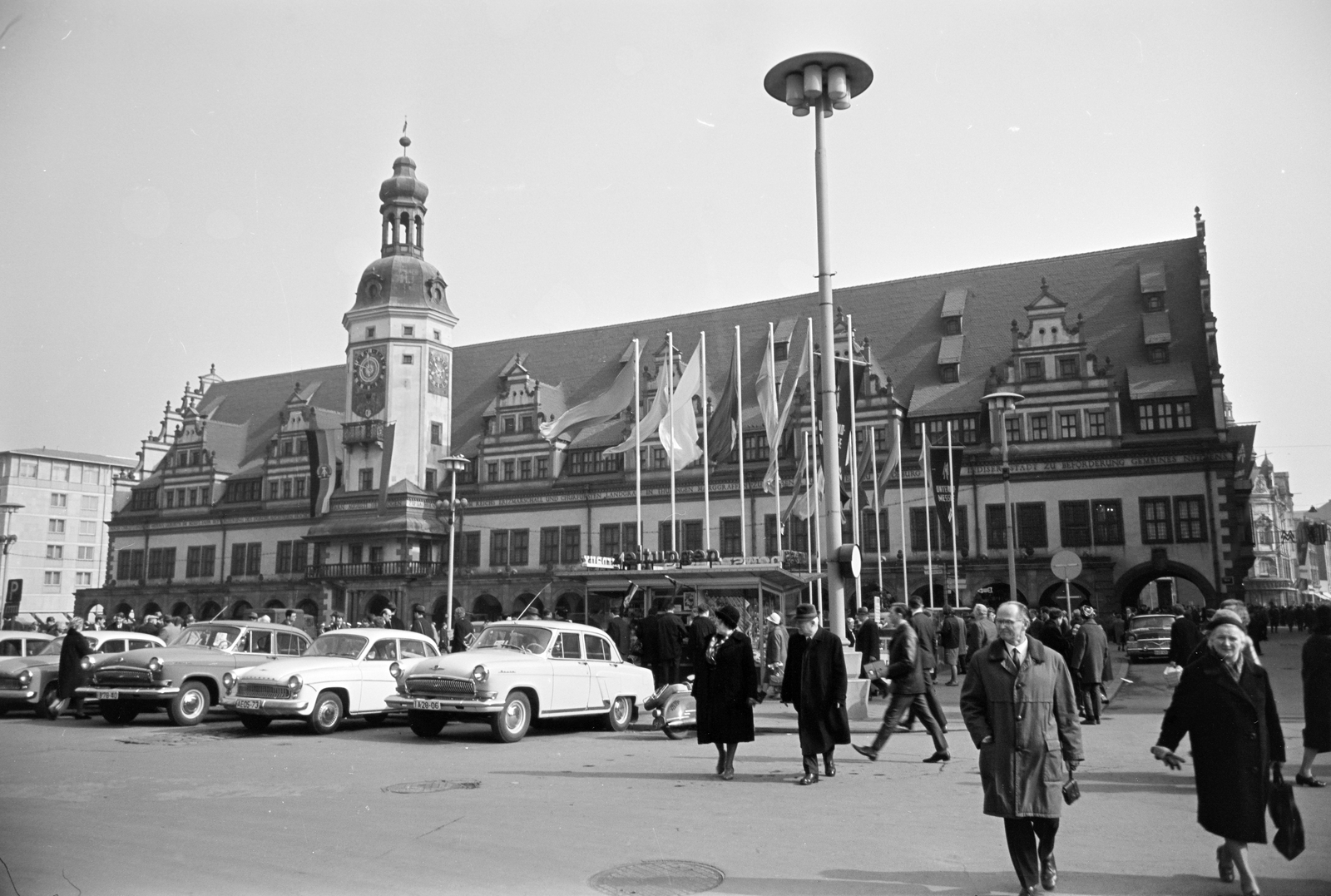 Germany, Leipzig, Markt, Altes Rathaus (Régi Városháza)., 1965, Artfókusz, M21 Wolga, GAZ 13 Chaika, GDR, Fortepan #280518