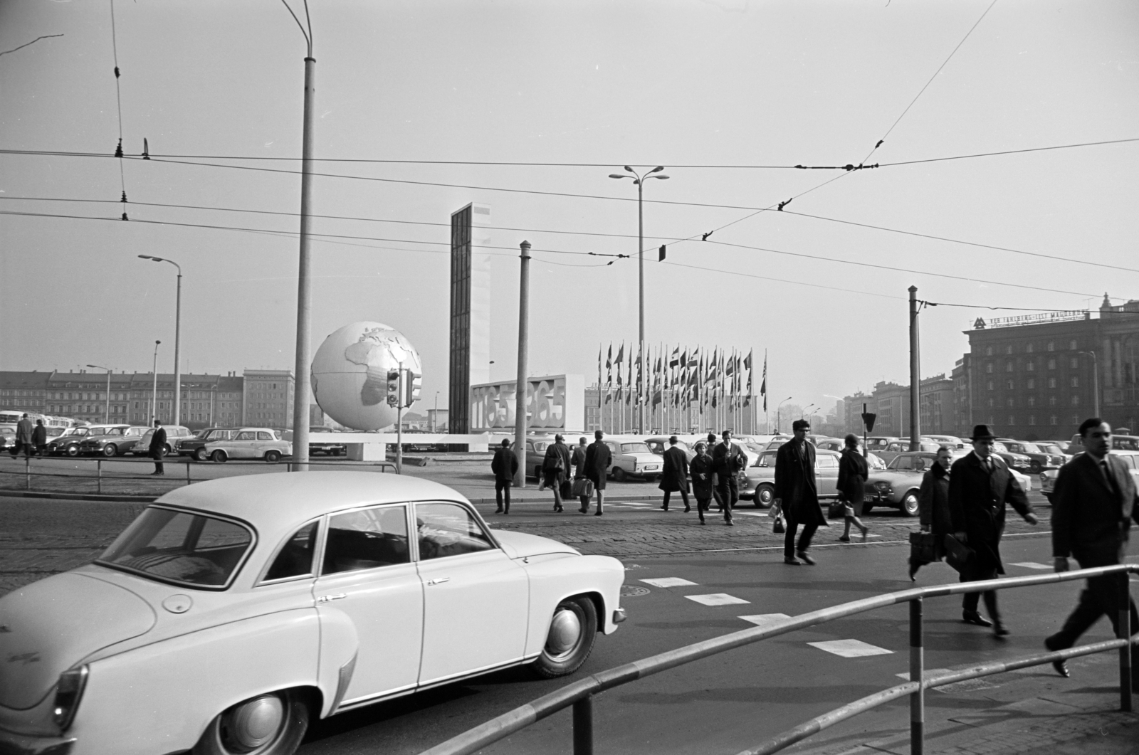 Germany, Leipzig, Wilhelm-Leuschner-Platz, a város 800 éves fennállásának ünnepére készített dekorációtól balra a Grünewaldstraße melletti épületek, jobbra a Városi Könyvtár (Stadtbibliothek) épülete látható., 1965, Artfókusz, GDR, Fortepan #280524