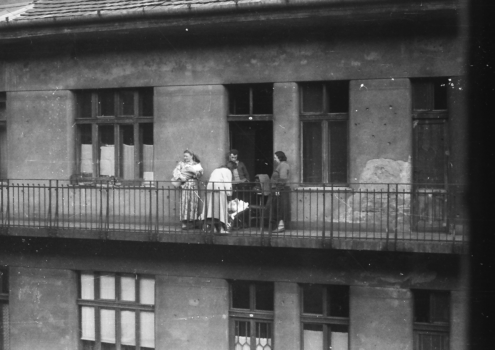 Hungary, Budapest XIV., Gizella út., 1959, Umann Kornél, family, baby carriage, courtyard balcony, Budapest, Fortepan #28053