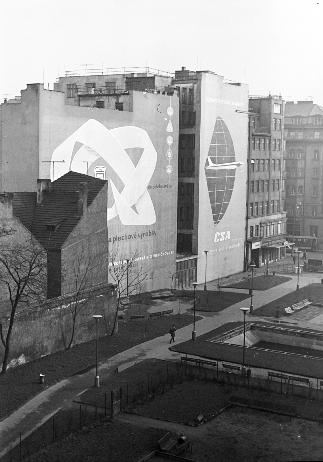 Czech Republik, Prague, kilátás a Hotel Astoriából a náměstí Republiky felé, az előtérben lévő helyre épült később a Kotva Áruház, 1967, Artfókusz, Czech sign, ad, Czechoslovakia, Fortepan #280534