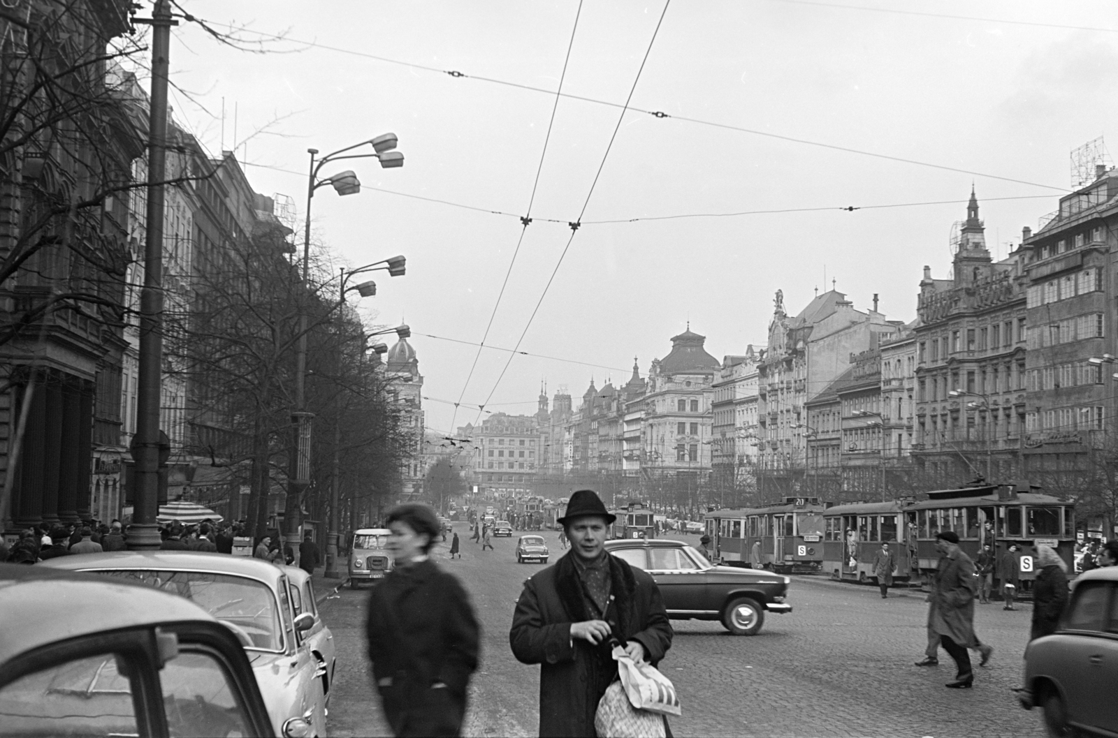 Csehország, Prága, a Vencel tér (Václavské námestí) látképe az ulice Ve Smečkách felől., 1967, Artfókusz, Fábián József, Csehszlovákia, Fortepan #280535