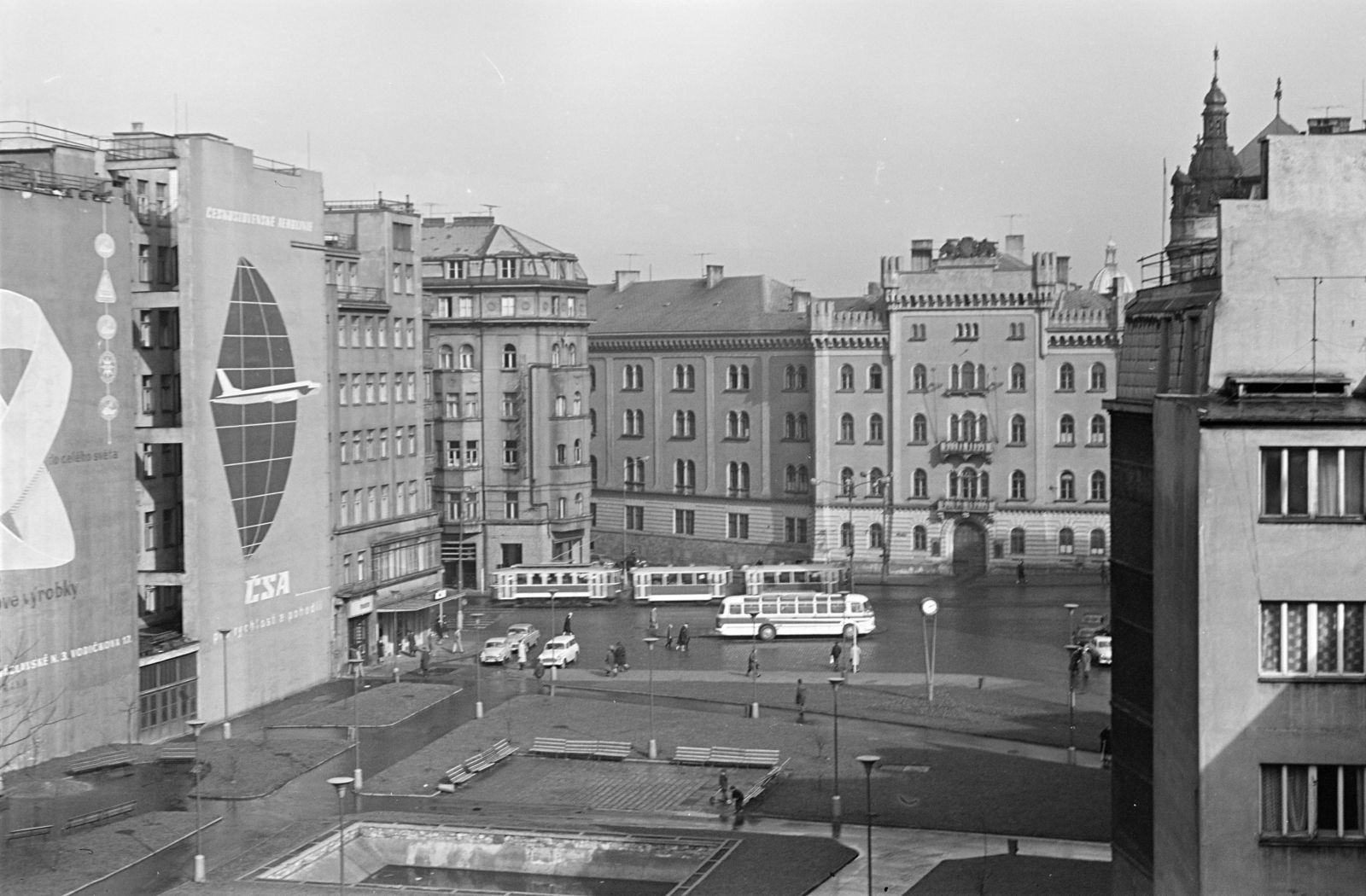 Csehország, Prága, kilátás a Hotel Astoriából a náměstí Republiky felé, szemben jobbra a mai Palladium bevásárlóközpont. Az előtérben lévő helyre épült később a Kotva Áruház, 1967, Artfókusz, Fábián József, Csehszlovákia, Fortepan #280536