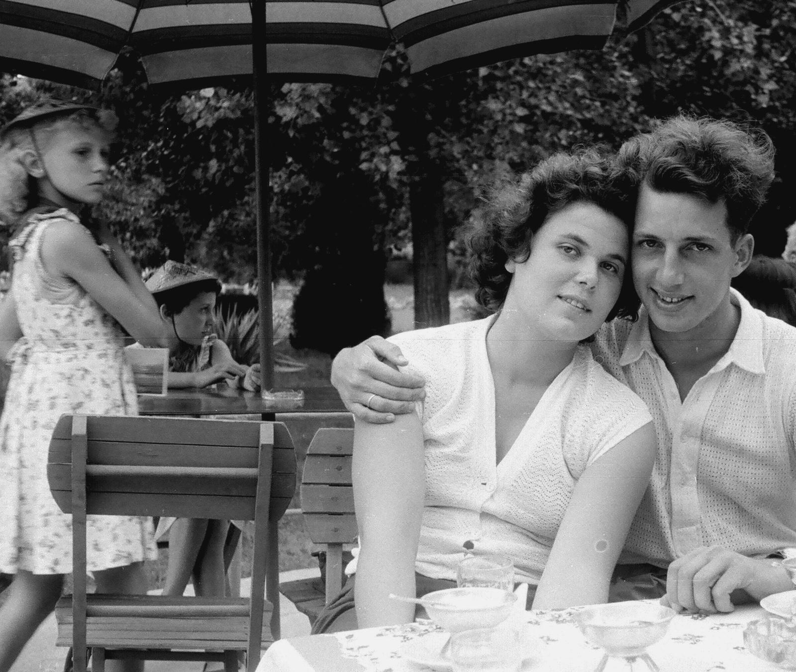 Hungary,Lake Balaton, Révfülöp, Ibolya cukrászda., 1959, Umann Kornél, sunshades, pastry shop, man, woman, double portrait, garden furniture, arms around shoulders, Fortepan #28054