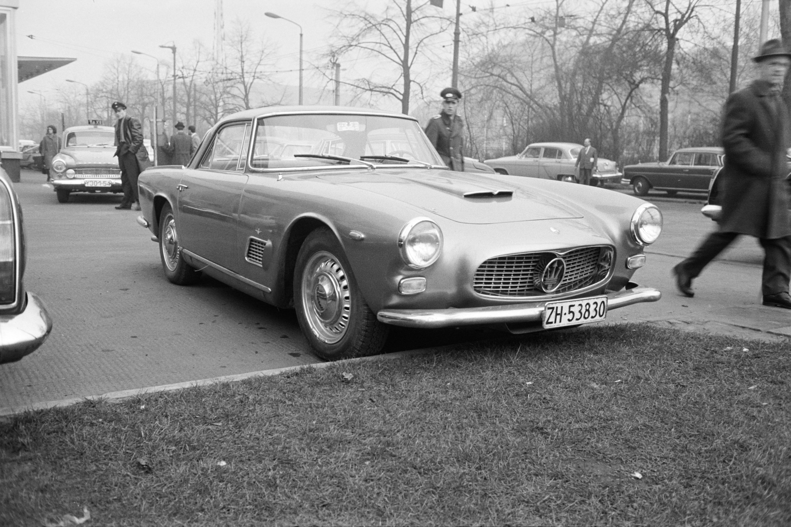 Germany, Leipzig, Richard-Wagner-Straße, a felvétel a Hotel Stadt Leipzig parkolójában készült., 1965, Artfókusz, Maserati 3500 GT, M21 Wolga, Mercedes-brand, number plate, GDR, Fortepan #280543
