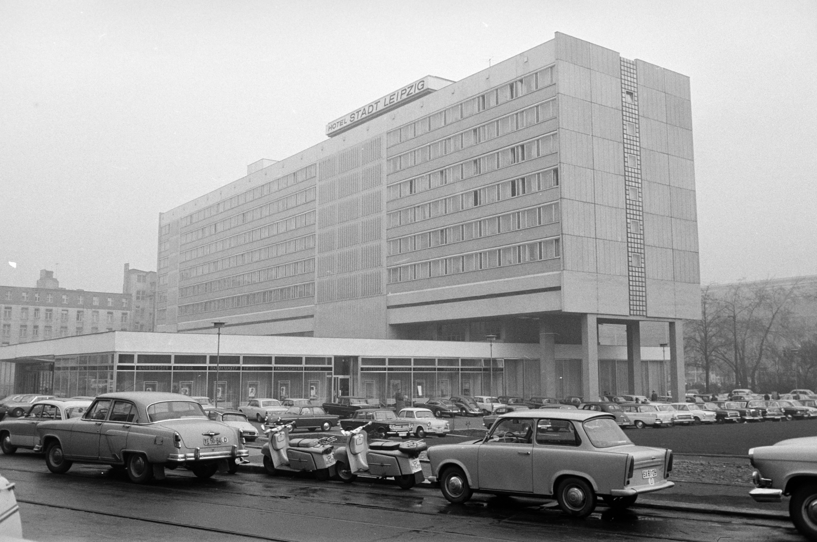 Germany, Leipzig, Brühl, Hotel Stadt Leipzig, jobbra mögötte a Főpályaudvar (Hauptbahnhof) látható., 1967, Artfókusz, GDR, Fortepan #280545