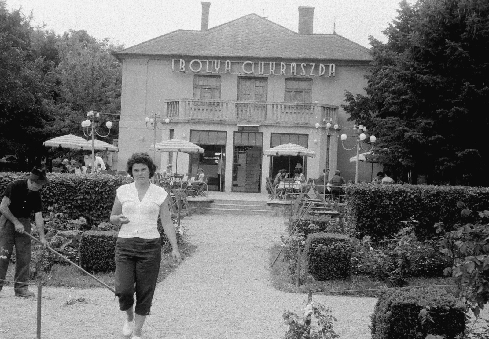 Hungary,Lake Balaton, Révfülöp, Ibolya cukrászda a kikötőnél., 1959, Umann Kornél, portrait, hospitality, sunshades, pastry shop, capri, lady, rake, blouse, Fortepan #28055