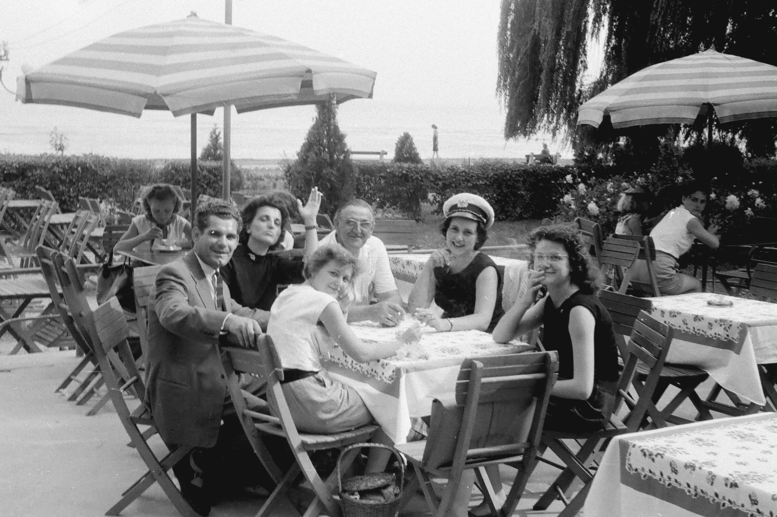 Hungary,Lake Balaton, Révfülöp, Ibolya cukrászda a kikötőnél., 1959, Umann Kornél, cigarette, smoking, sunshades, pastry shop, fun, companionship, garden furniture, Fortepan #28056
