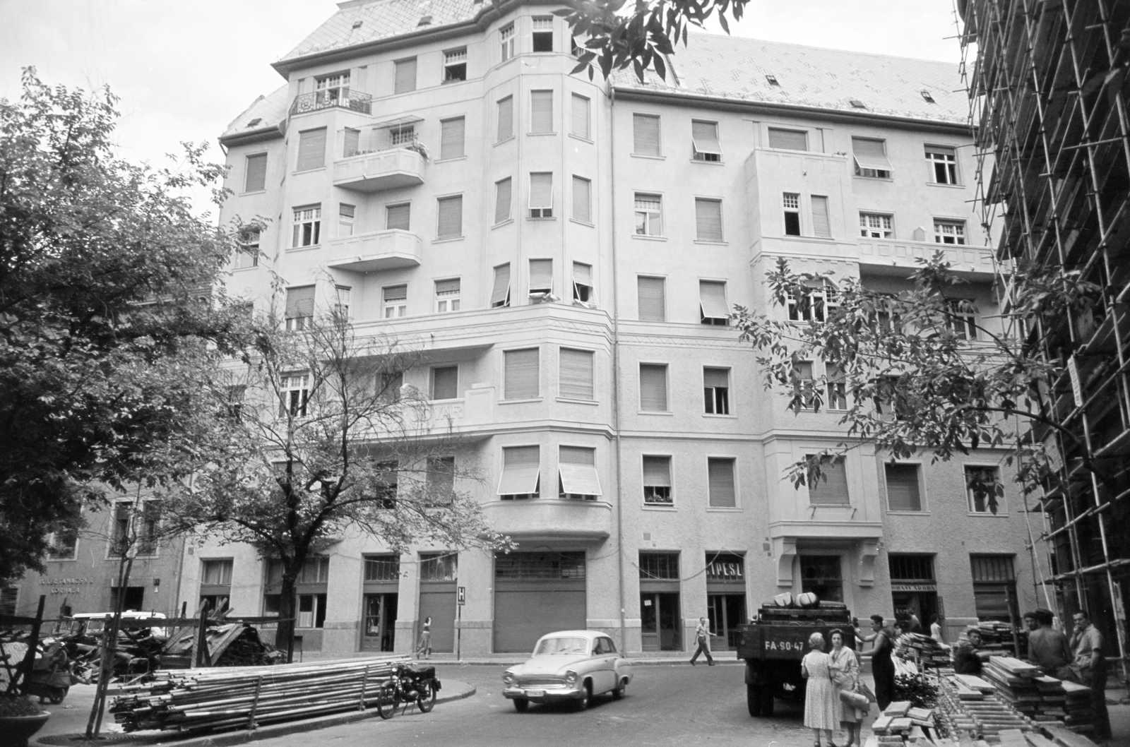 Hungary, Budapest IX., Bakáts tér, szemben a felújított 9-es számú ház, jobbra a Tompa utca., 1971, Artfókusz, Budapest, Fortepan #280571