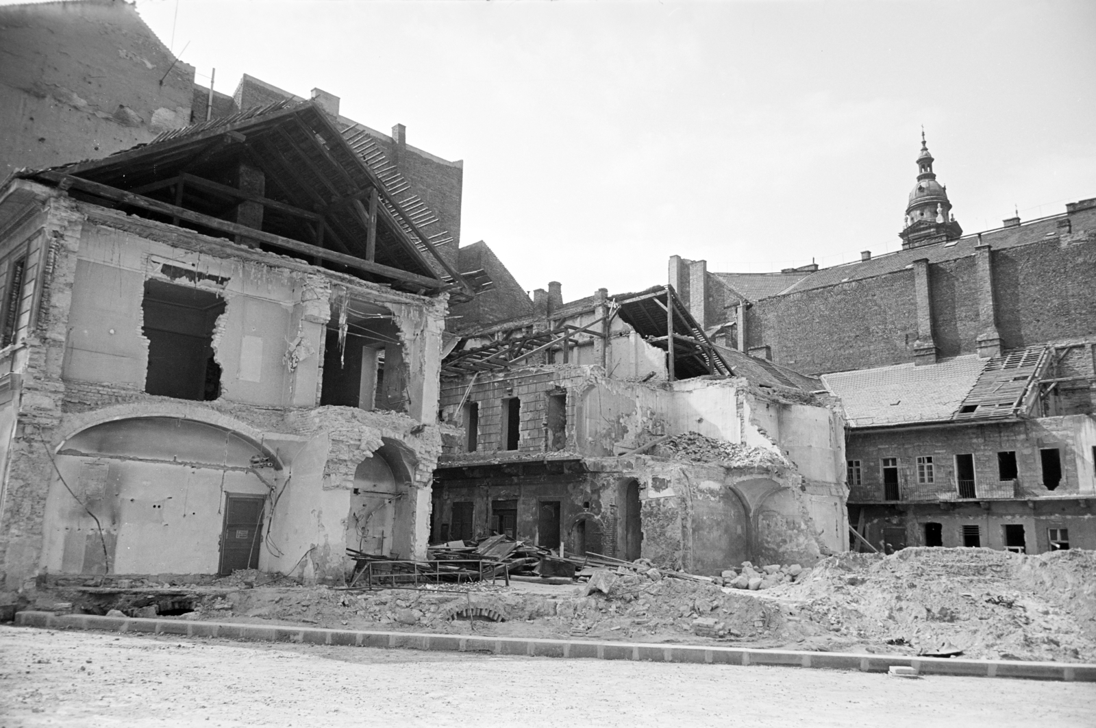 Magyarország, Budapest V., a Bajcsy-Zsilinszky út 12. és 14. bontása, bal szélen a József Attila utca 24. tűzfala, kissé jobbra a háttérben a Bazilika déli tornya., 1964, Artfókusz, Fábián József, Budapest, Fortepan #280573