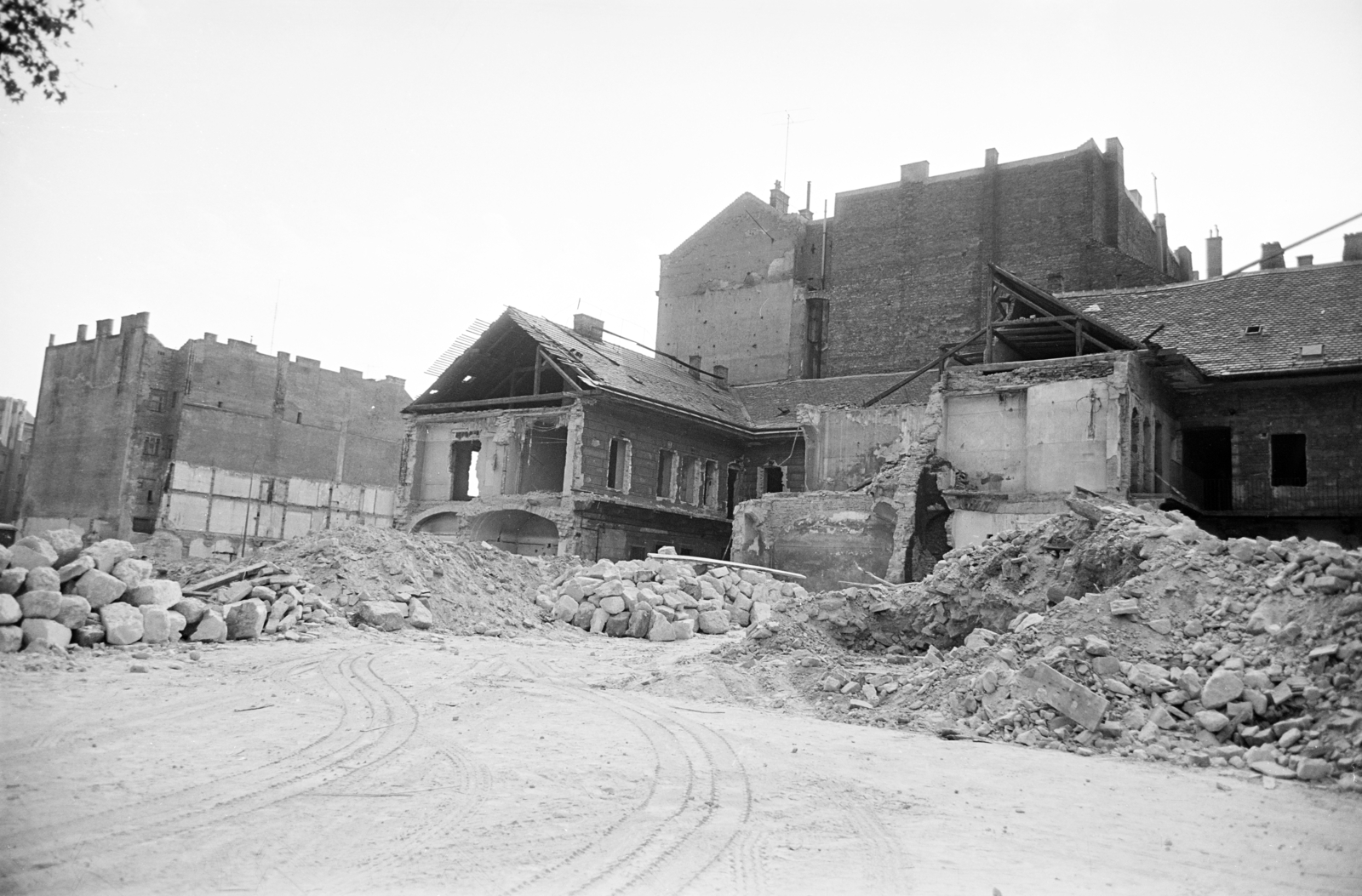 Magyarország, Budapest V., a Bajcsy-Zsilinszky út 12. és 14. bontása, háttérben a József Attila utca 24. tűzfala, balra az Erzsébet (Engels) tér melletti bontásra váró épület látható., 1964, Artfókusz, Fábián József, Budapest, Fortepan #280575