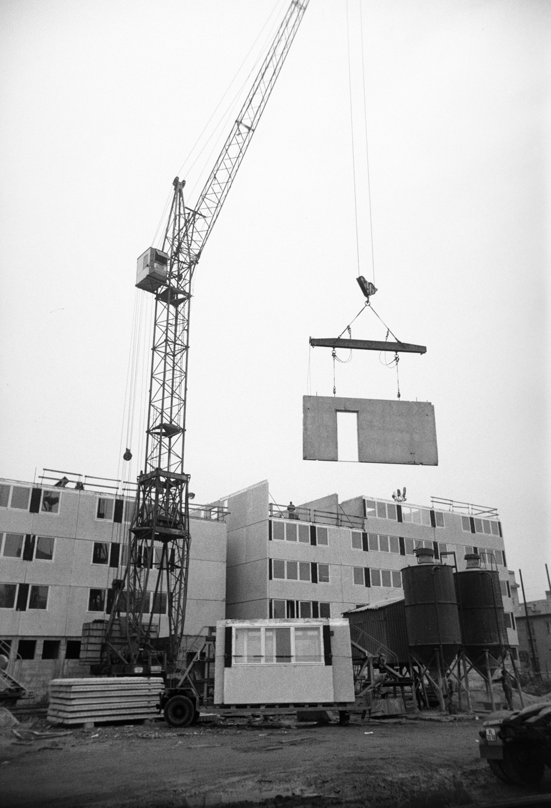 Hungary, Budapest XI., Keveháza utca, a 19-21., átmeneti lakások számára épülő tömbház építkezése., 1973, Artfókusz, crane, construction, concrete block of flats, Budapest, Fortepan #280579