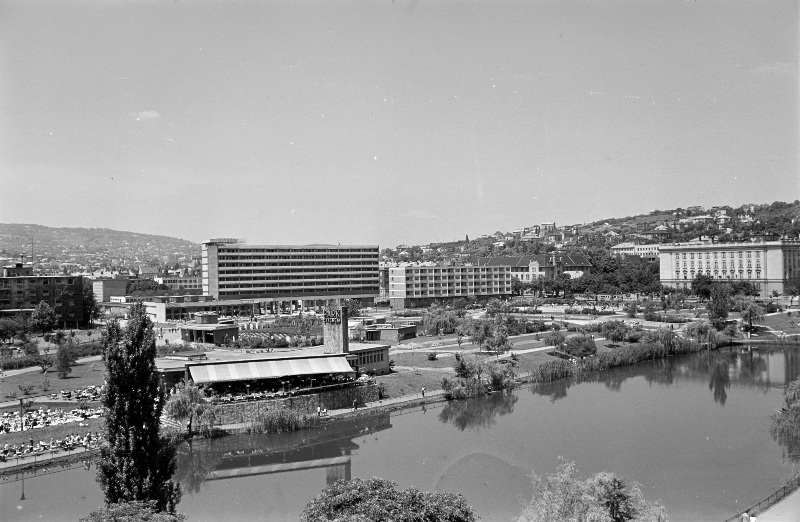 Hungary, Budapest XI., Feneketlen-tó, a partján a Park étterem, fölötte a Budai Parkszínpad és távolabb a Sport (később Flamenco) szálló., 1973, Artfókusz, Budapest, Fortepan #280586