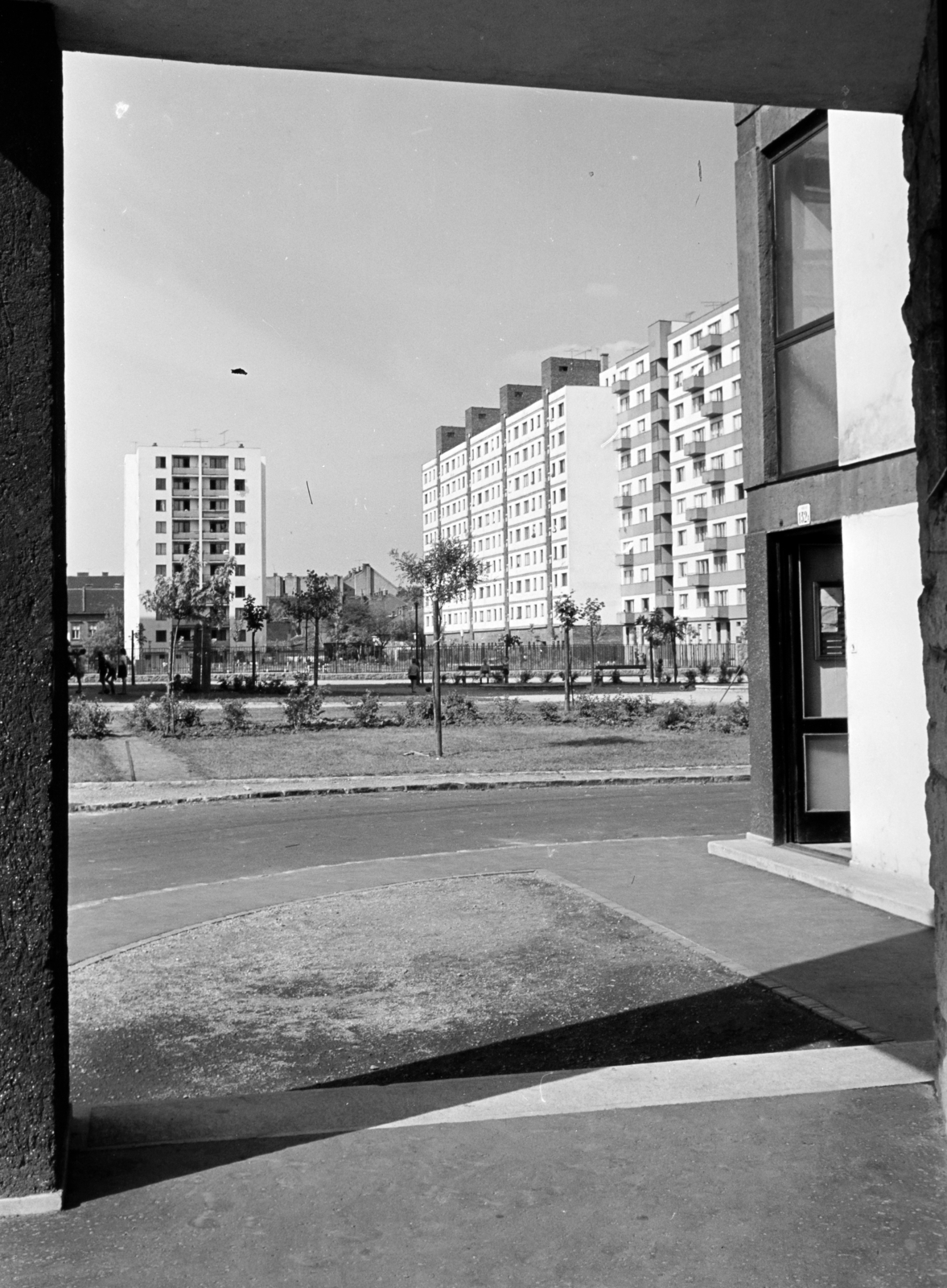 Magyarország, Budapest XIII., Váci út, rálátás a 132/a számú ház hátsó kapujától a Váci úti házsor Dagály utca felőli homlokzatára. Szemben a Dagály utca 4. számú toronyház látható., 1965, Artfókusz, Fábián József, Budapest, Fortepan #280588