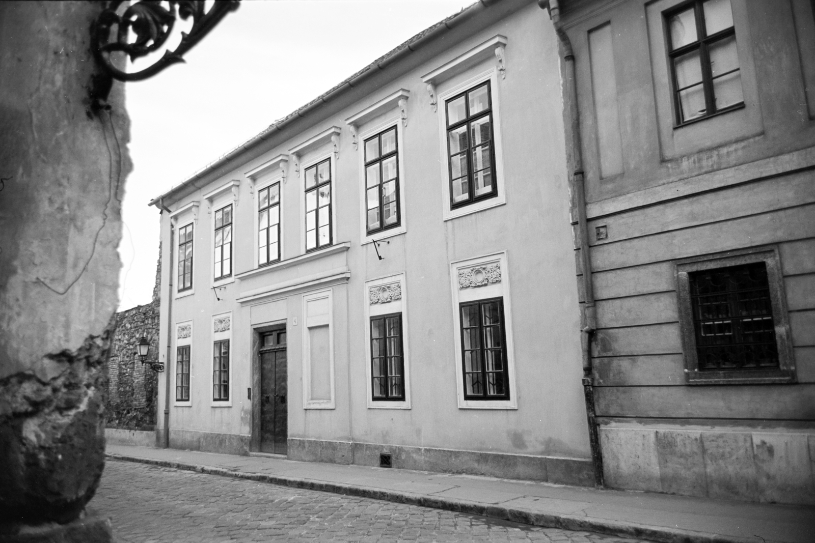 Magyarország, budai Vár, Budapest I., Kard utca, szemben a felújított 4-es számú ház., 1967, Artfókusz, Fábián József, Budapest, Fortepan #280592