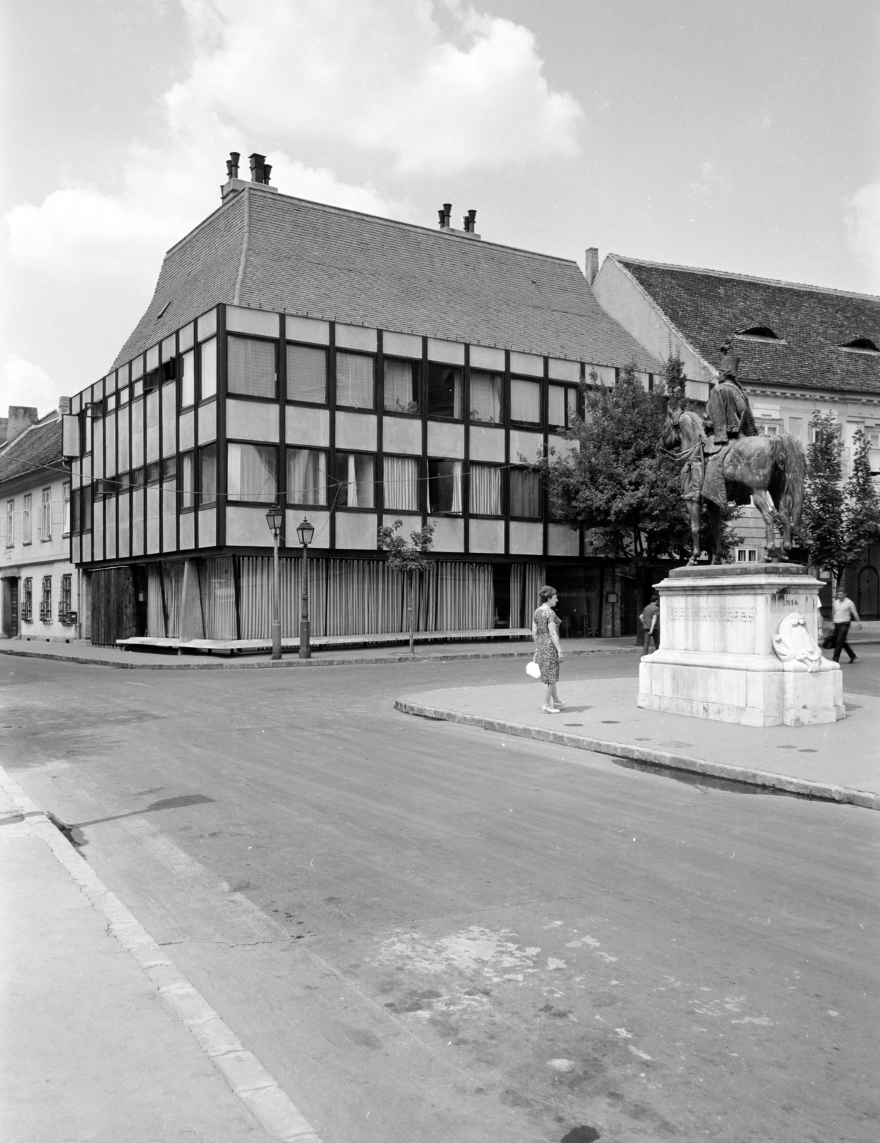 Magyarország, budai Vár, Budapest I., az Úri utca a Szentháromság utca kereszteződésénél. Szemben a Fehér Galamb ház, az előtérben Hadik András lovasszobra (ifj. Vastagh György, 1937.)., 1969, Artfókusz, Fábián József, Budapest, Fortepan #280613