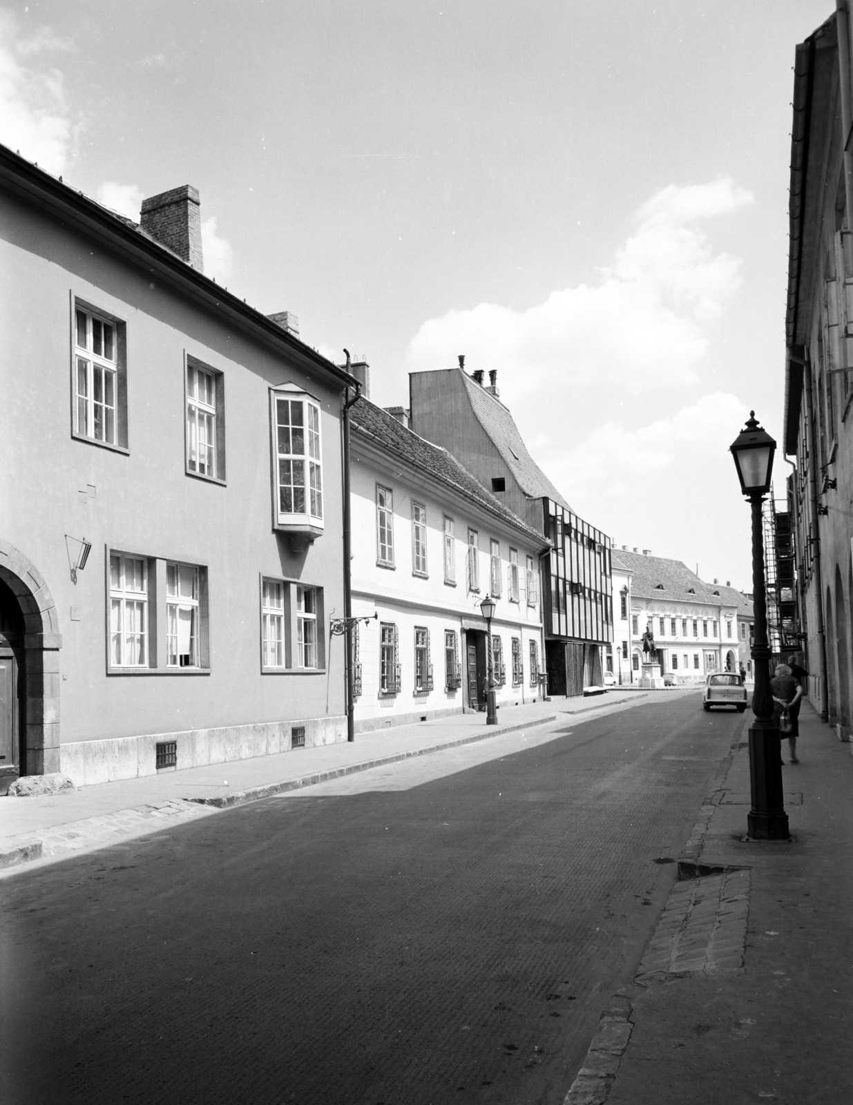 Magyarország, budai Vár, Budapest I., Úri utca, szemben a Szentháromság utca keresztezésénél balra a Fehér Galamb ház és mögötte Hadik András lovasszobra., 1974, Artfókusz, Fábián József, Budapest, Fortepan #280615