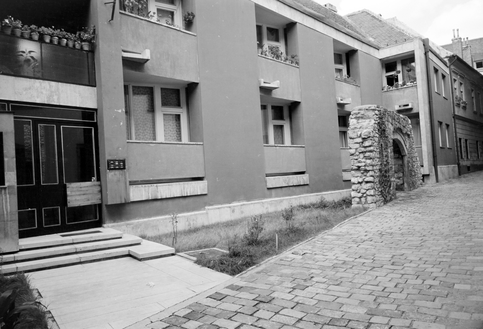 Hungary, Budapest I., Dárda utca, középkori falmaradvány a 3-as számú ház előtt., 1974, Artfókusz, Budapest, Fortepan #280617