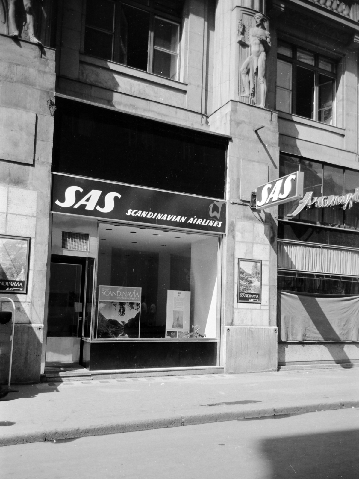 Hungary, Budapest V., Váci utca 1-3., a SAS légitársaság képviselete., 1974, Artfókusz, store display, ad, SAS airline, travel agency, Budapest, Fortepan #280618