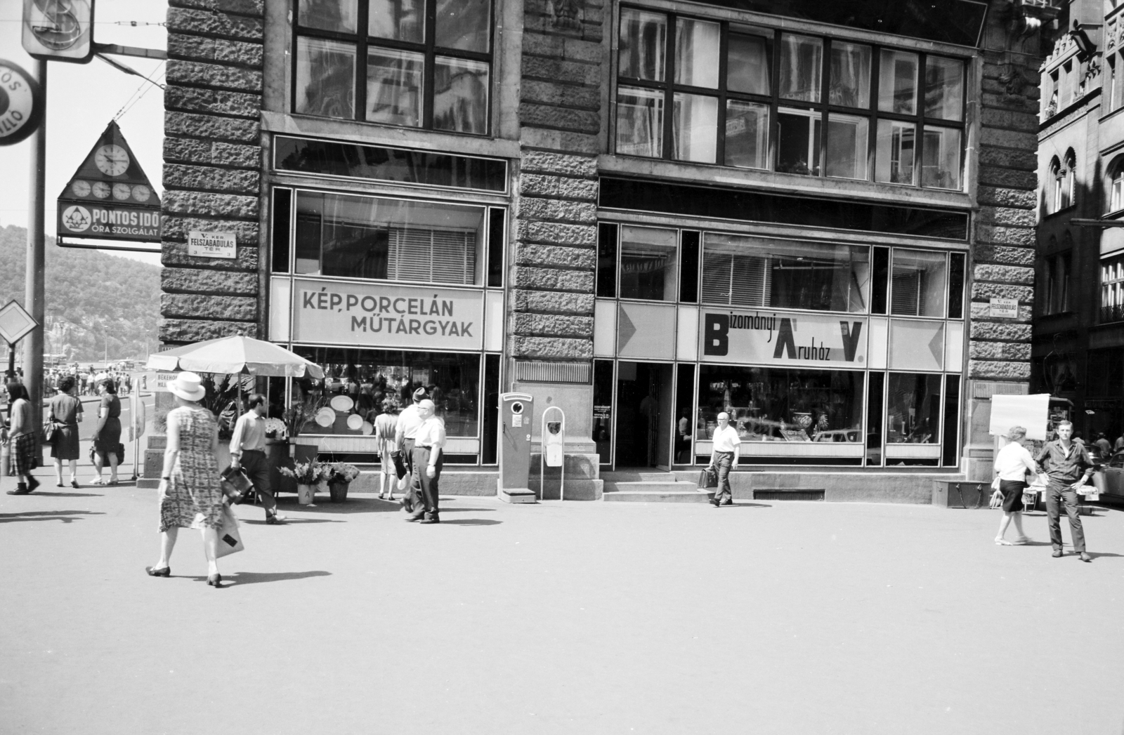 Magyarország, Budapest V., Felszabadulás tér (Ferenciek tere), BÁV / Bizományi Áruház Vállalat Kép, porcelán, műtárgy boltja a Klotold-palotában. Balra a Szabad sajtó út, jobbra a Kígyó utca., 1969, Artfókusz, Fábián József, Budapest, Fortepan #280622