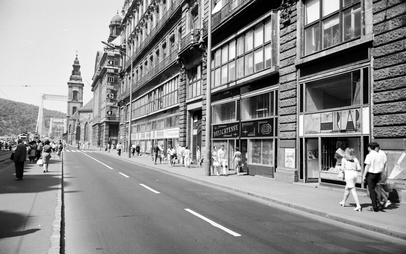 Hungary, Budapest V., Szabad sajtó út, villamosmegálló a Klotild-palota előtt, balra a Belvárosi templom és az Erzsébet híd., 1969, Artfókusz, Budapest, Fortepan #280623