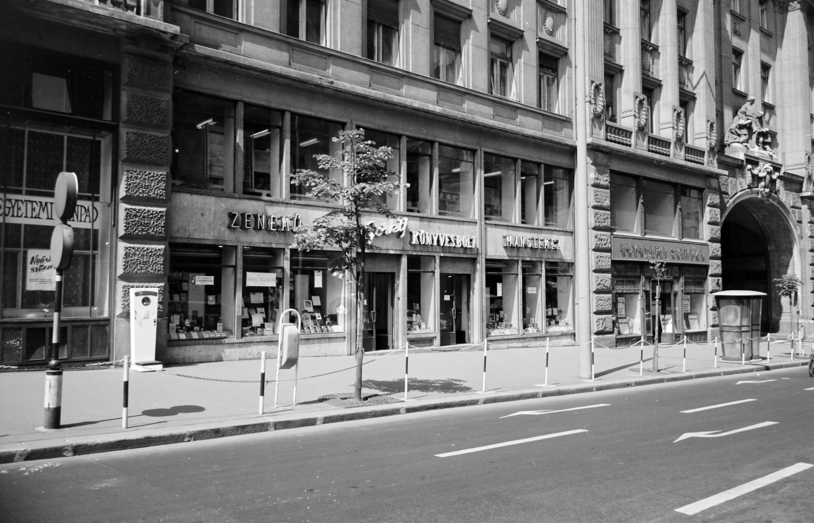 Magyarország, Budapest V., Váci utca 33., Gorkij könyvesbolt a piarista tömbben., 1969, Artfókusz, Fábián József, Budapest, Fortepan #280624