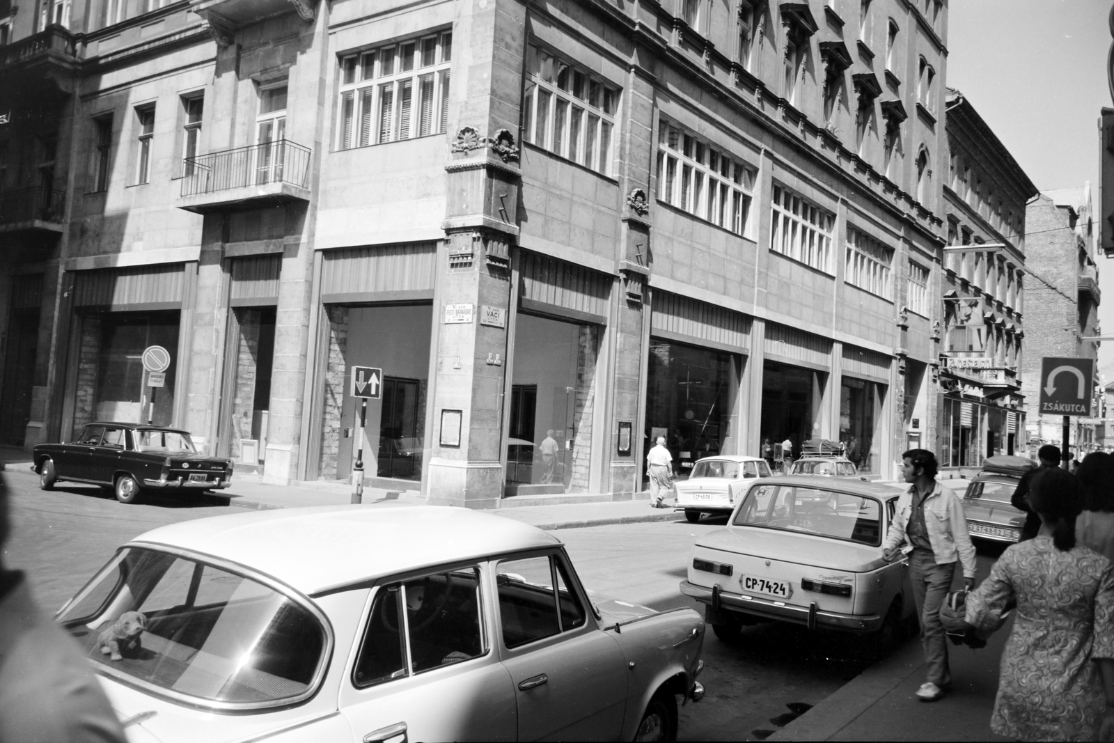 Hungary, Budapest V., Váci utca - Piarista (Pesti Barnabás) utca sarok, Csók István Galéria., 1969, Artfókusz, number plate, Budapest, Fortepan #280625