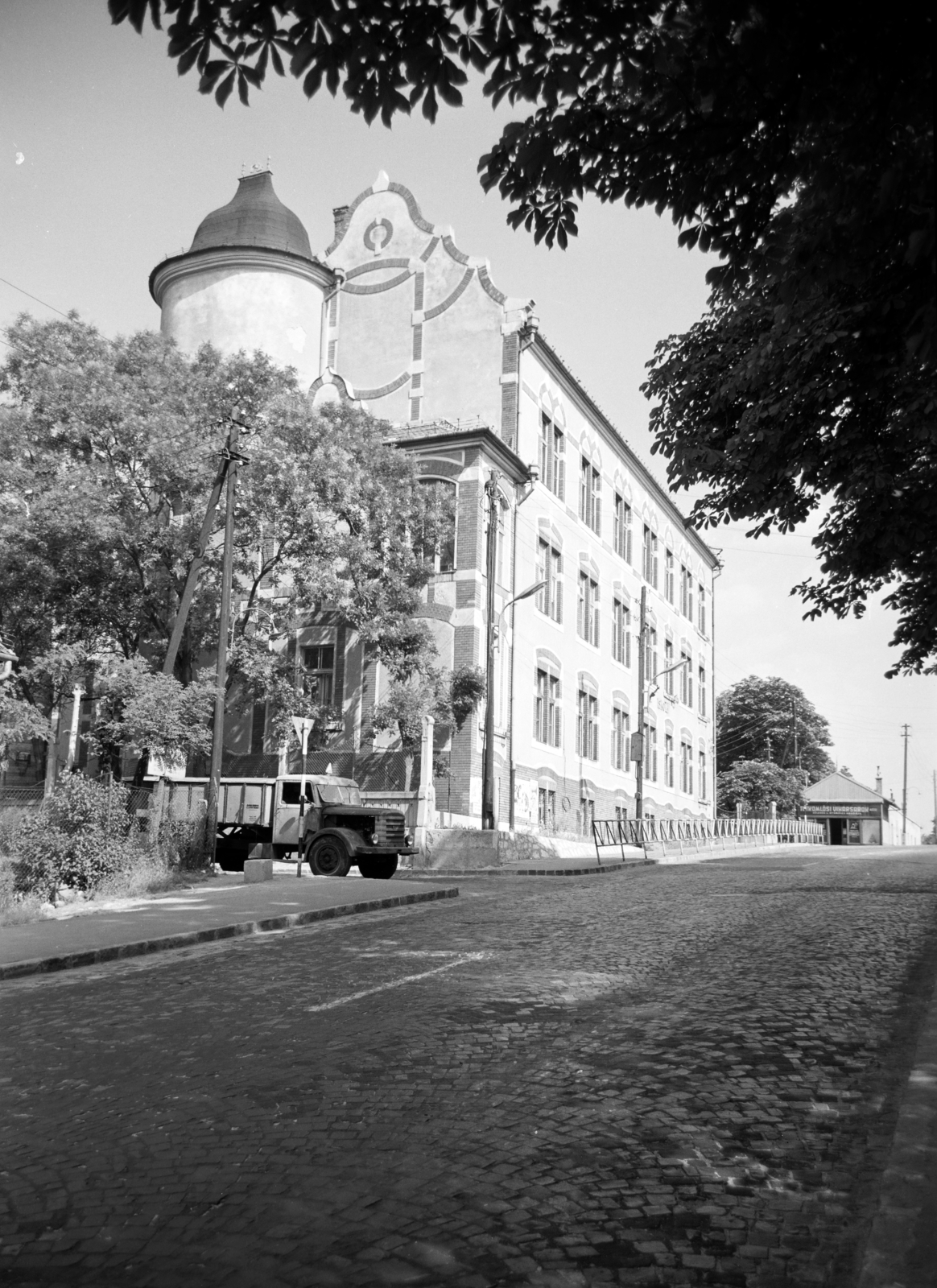 Magyarország, Budapest XII., Költő utca, balra a Felhő utca torkolata, szemben a Diana utcai Általános Iskola (később Jókai Mór Általános és Német Nemzetiségi Iskola)., 1967, Artfókusz, Fábián József, Budapest, Fortepan #280626