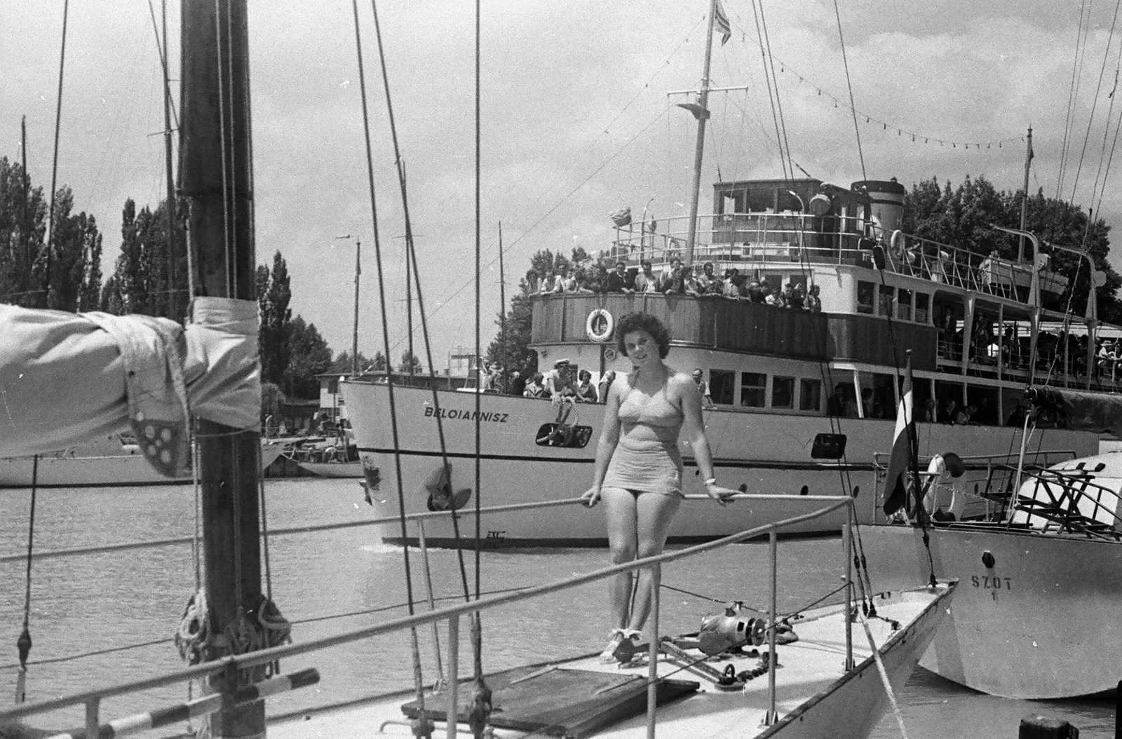 Hungary,Lake Balaton, Siófok, kikötő, Beloiannisz személyhajó, 1959, Umann Kornél, portrait, ship, bathing suit, sailboat, lady, sandal, Beloiannisz ship, Fortepan #28063