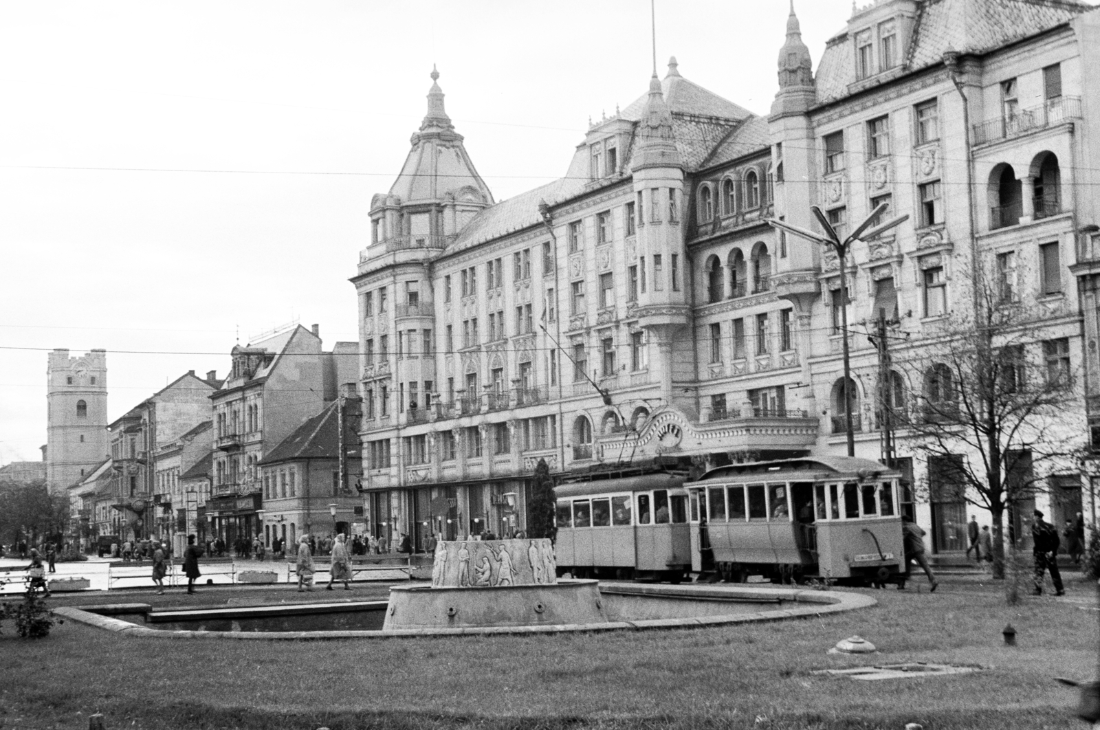 Magyarország, Debrecen, Kossuth tér, szemben a Piac utca (Vörös Hadsereg útja), az Aranybika Szálloda, balra a református Kistemplom (Csonkatemplom)., 1963, Artfókusz, Fábián József, Fortepan #280632