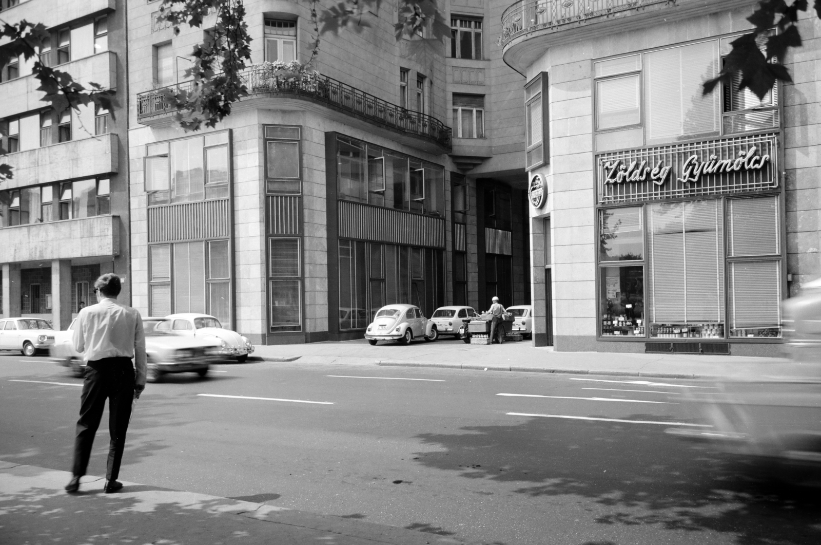 Budapest V., Erzsébet (Engels) tér 3., átjáróház a József nádor tér, a Cziráky-udvarként is ismert lakó- és üzletház felé., 1969, Artfókusz, Budapest, Fortepan #280634