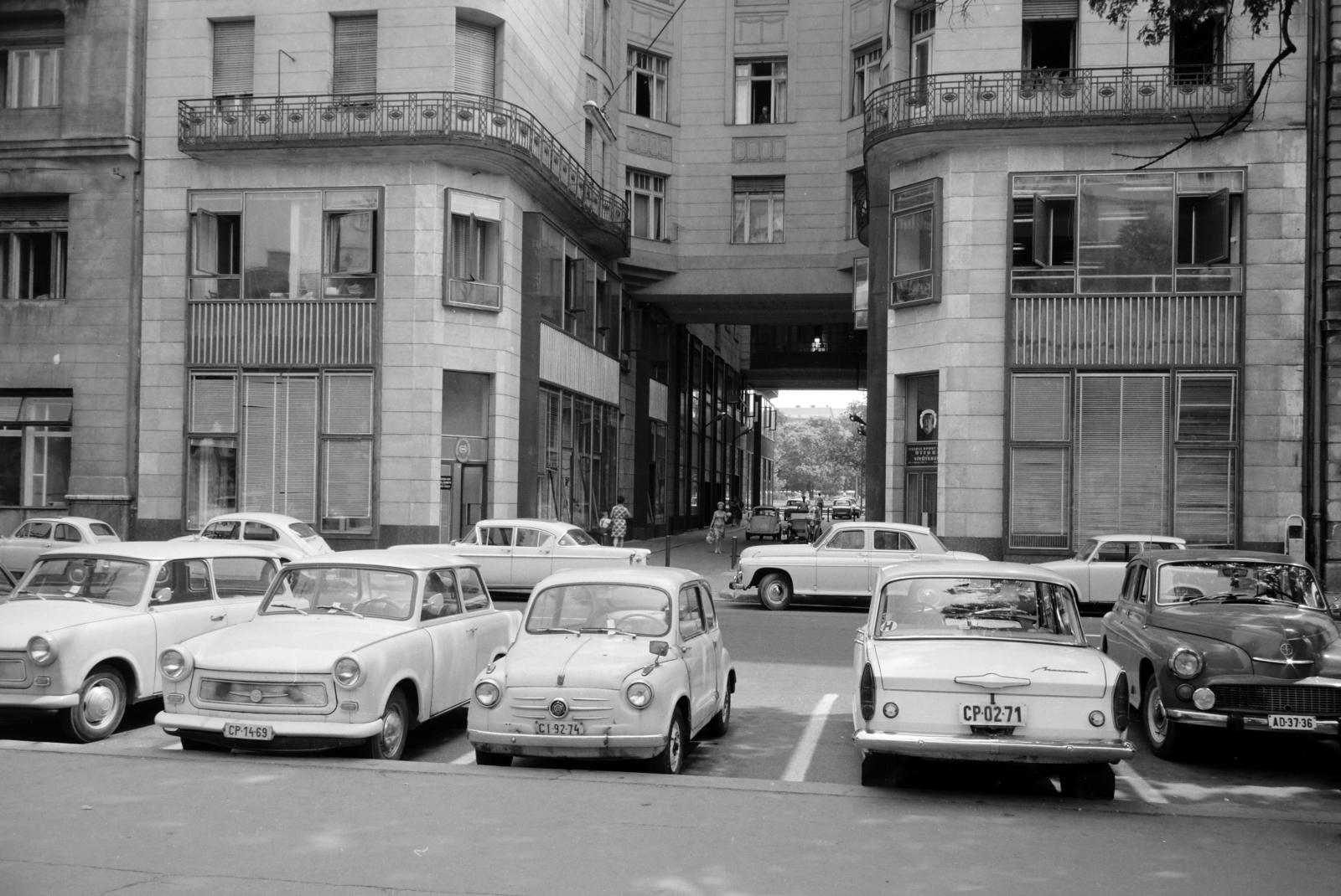 Hungary, Budapest V., József nádor tér 10-es számú átjáróház az Erzsébet tér felé, a Cziráky-udvarként is ismert lakó- és üzletház., 1972, Artfókusz, car park, Budapest, Fortepan #280635