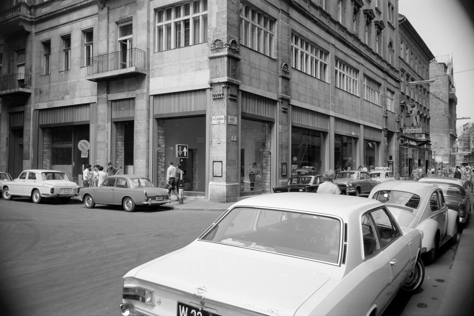 Magyarország, Budapest V., Váci utca, balra a Piarista (Pesti Barnabás) utca, 1969, Artfókusz, Fábián József, parkoló, Budapest, Fortepan #280636