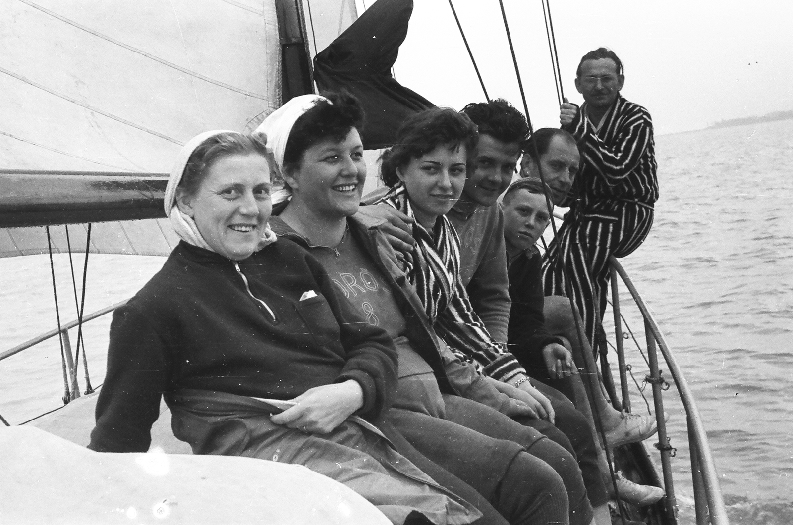 Hungary,Lake Balaton, vitorlás Balatonföldvár térségében., 1959, Umann Kornél, ship, sailboat, tableau, bathrobe, sweater, Fortepan #28064
