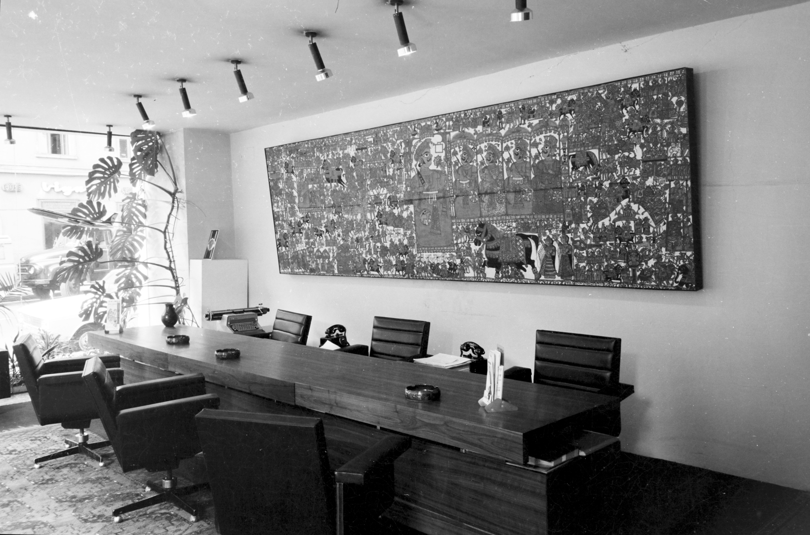 Hungary, Budapest V., Vörösmarty tér - Harmincad utca sarok, az Air-India légitársaság képviseletének irodája., 1969, Artfókusz, telephone, tapestry, philodendron, Indian art, Budapest, Fortepan #280641