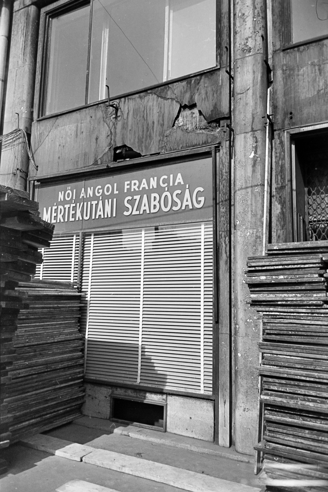 Magyarország, Budapest VII., Rákóczi út 4., a felvétel az Extra Áruház és az MTA lakóház felújításakor készült., 1967, Artfókusz, Fábián József, kisiparos, szabóság, Budapest, Fortepan #280654