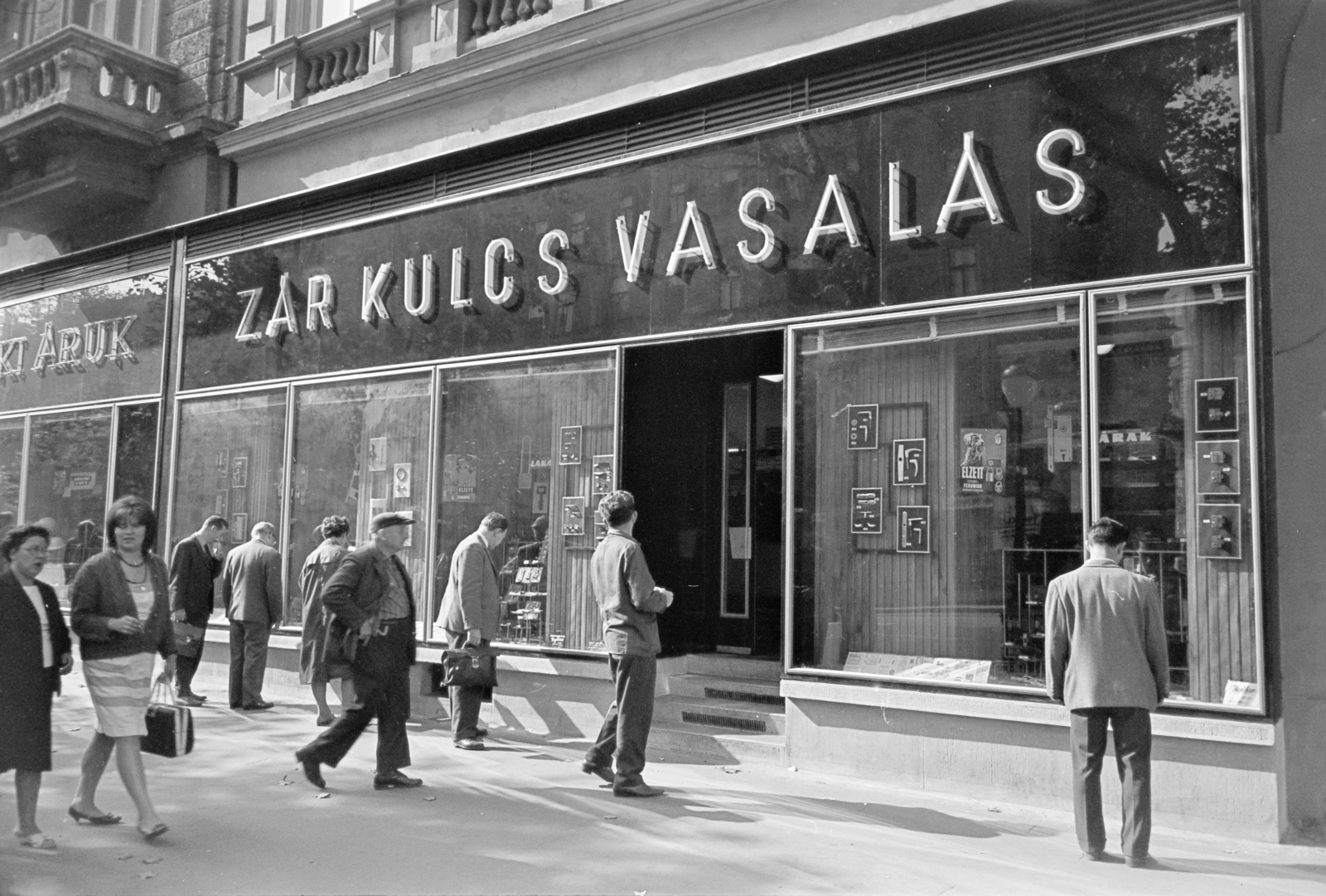 Hungary, Budapest V., Bajcsy-Zsilinszky út 64., Zár - kulcs - vasalás szaküzlet., 1972, Artfókusz, store display, Budapest, Fortepan #280655