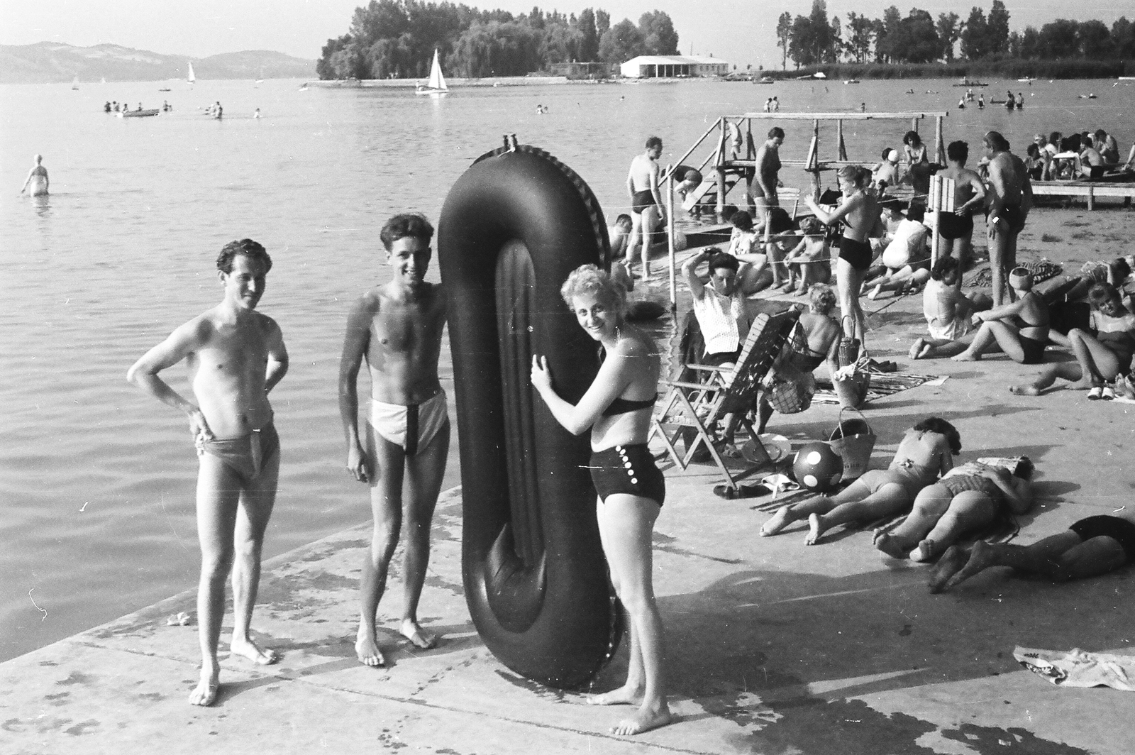 Hungary, Balatonföldvár, Strand a Kvassay sétányon., 1959, Umann Kornél, bathing suit, sailboat, holiday, tableau, bathing, genre painting, Baby boat, sunbathe, summer, pier, deck chair, ball, slip, Lake Balaton, Fortepan #28067