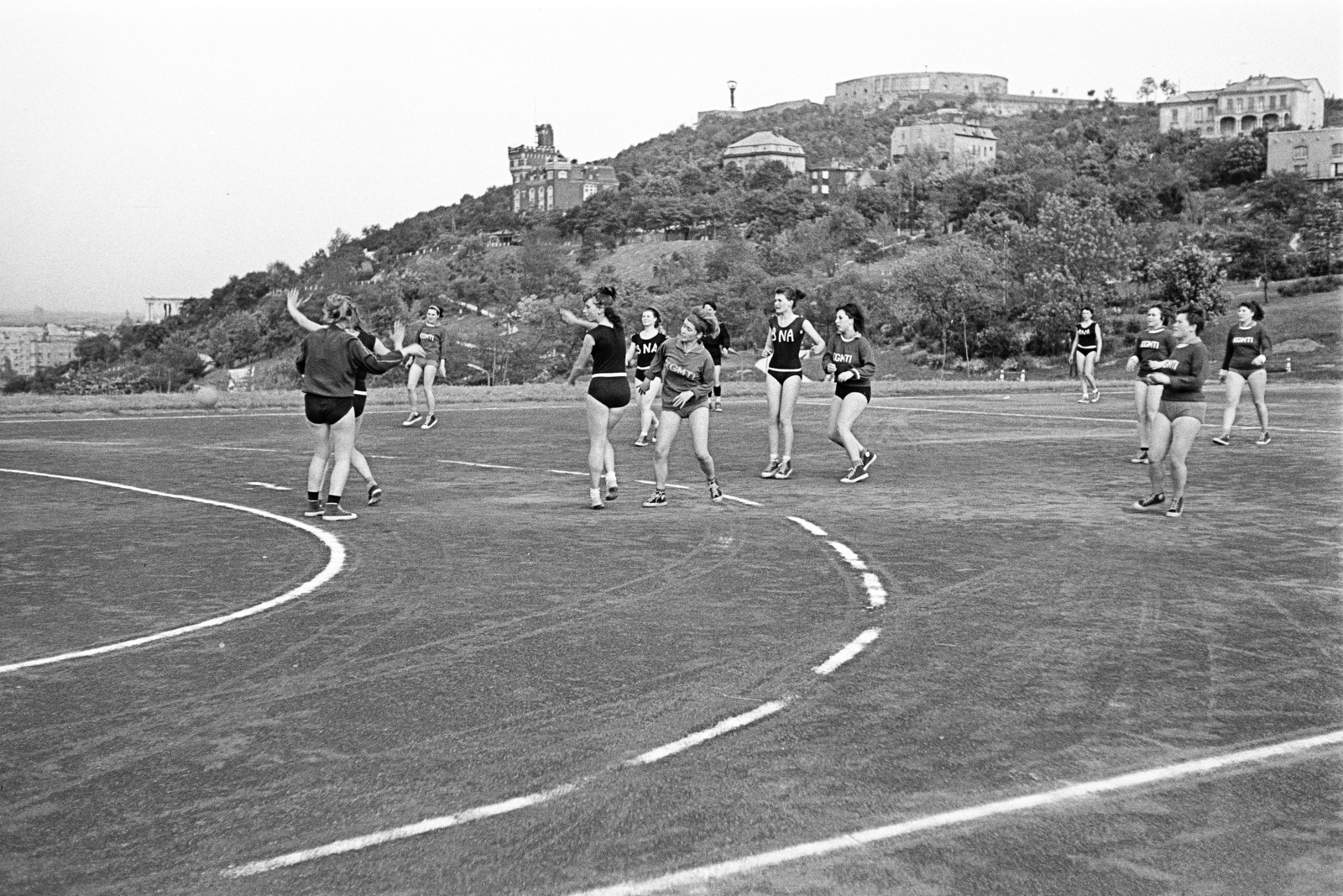 Hungary, Tabán, Budapest I., Czakó utcai sporttelep (később Budavári Önkormányzat Sport- és Szabadidőközpont), háttérben a Gellért-hegy. Szemben balra a Schoch / Hegedűs - villa, fenn a Citadella., 1964, Artfókusz, girls, sport jersey, pitch, handball, Budapest, Fortepan #280680