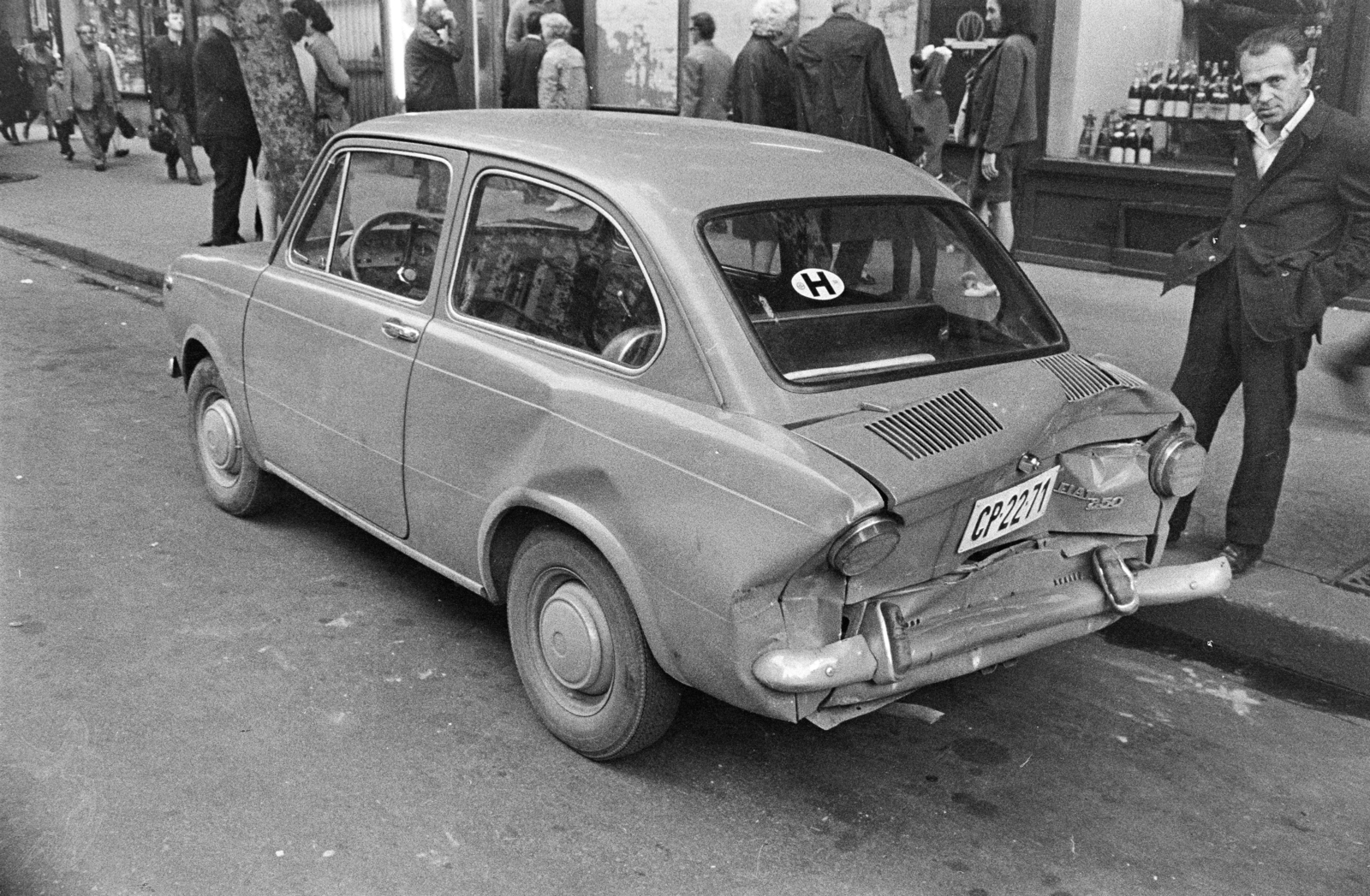 Magyarország, Budapest VI., Nagymező utca, a felvétel a 16. számú ház előtt az Andrássy út (Népköztársaság útja) kereszteződés közelében készült., 1967, Artfókusz, Fábián József, rendszám, Fiat 850, Budapest, Fortepan #280687