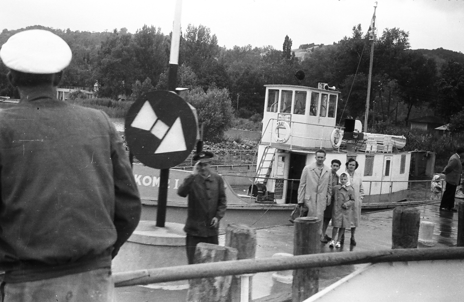 Hungary,Lake Balaton, Tihany, a Komp I. Tihanyrévnél., 1959, Umann Kornél, ship, family, ferry, genre painting, salute, Komp I. ship, Fortepan #28069