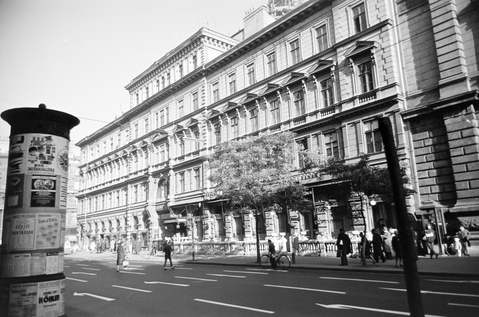 Magyarország, Budapest V., Ferenciek tere (Károlyi Mihály utca) a Kossuth Lajos utca felé nézve. Szemben a Kárpátia étterem, előtte a söröző terasza., 1967, Artfókusz, Fábián József, Budapest, Fortepan #280703