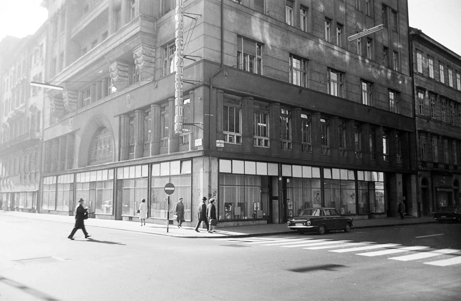 Magyarország, Budapest V., Bécsi utca 8., Irodagépipari és Finommechanikai Vállalat, jobbra a Harmincad utca., 1967, Artfókusz, Fábián József, Budapest, Fortepan #280707