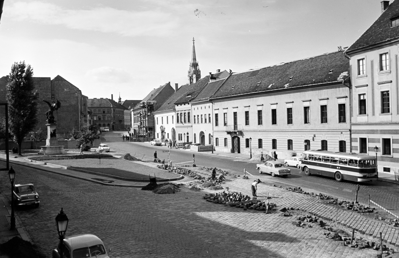 Hungary, Budapest I., Dísz tér, Honvéd-szobor (Zala György, 1893.). Jobbra a Tárnok utca házsora, háttérben a Mátyás-templom tornya látható., 1968, Artfókusz, Budapest, Fortepan #280712